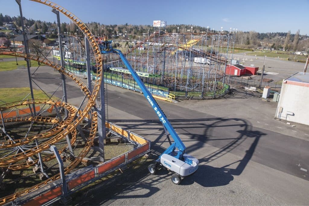 Plataforma telescópica Genie S65 en operación